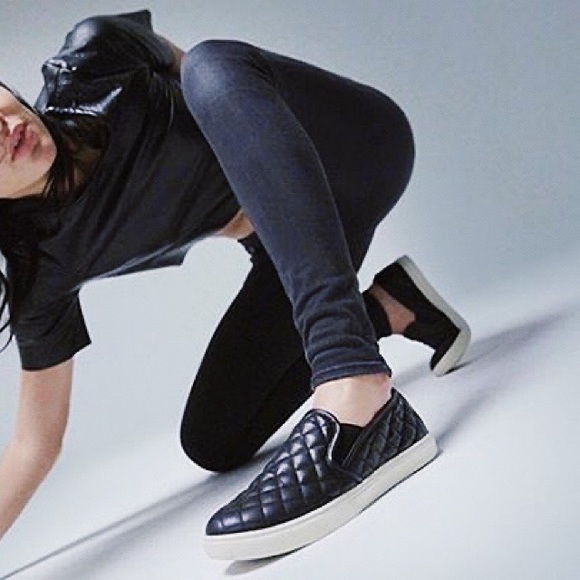 π WHITE QUILTED FAUX LEATHER CASUAL SNEAKERS! - Picture 14 of 17